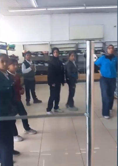 Van’da Öğrenciler Hırsızlık Şüphesiyle Tek Tek İçeri Alındıkları İddia Edildi (2)