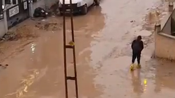 Van’da Öğrencilerin Yol İmtihanı Ayakkabılarını Korumak İçin Poşet Geçiriyorlar! (1)