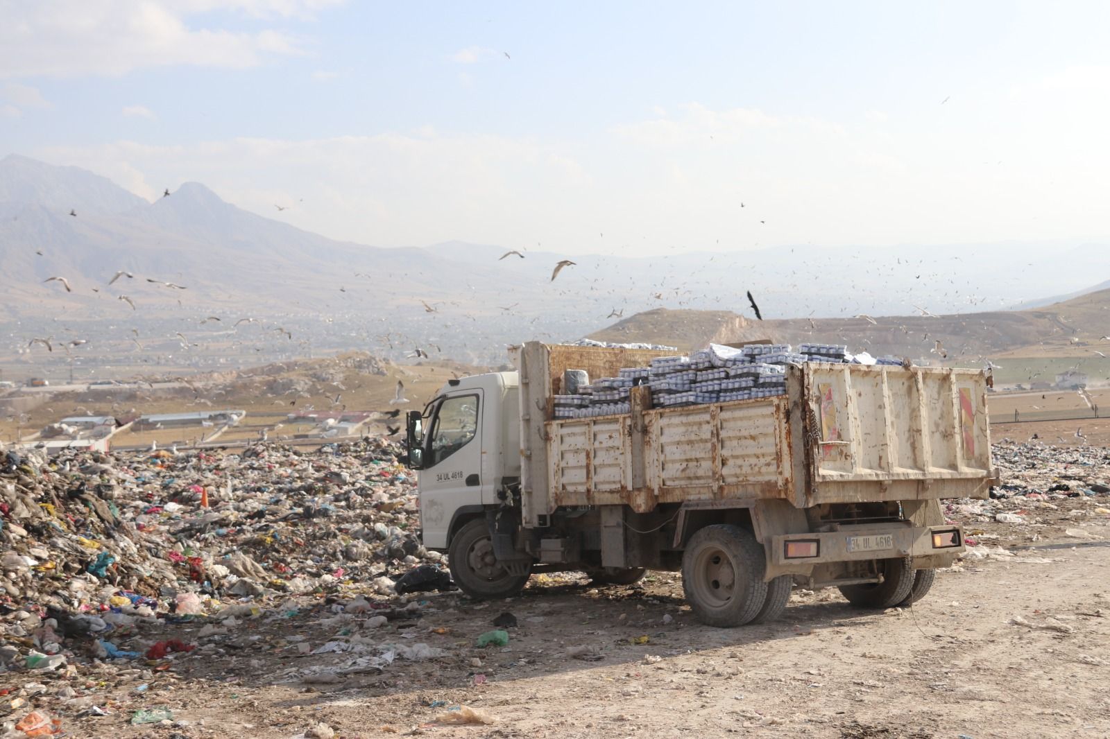 Van’da Skandal Görüntü! Son Kullanma Tarihi Geçmiş 860 Koli Ayrana El Konuldu (2)