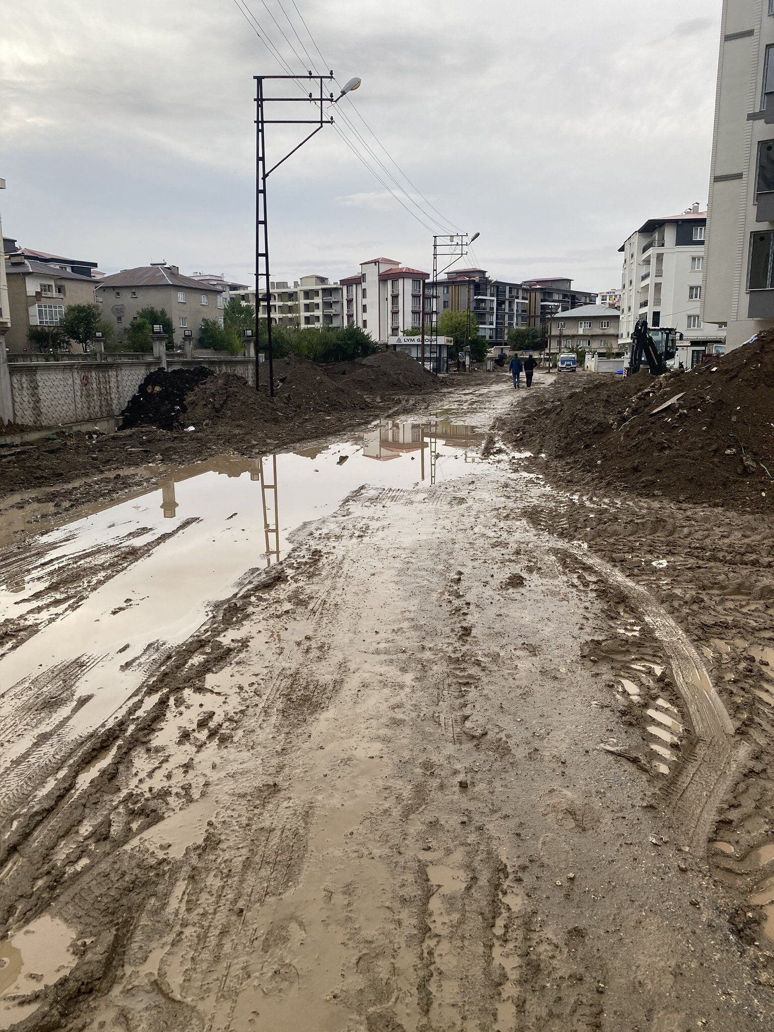Van’da Sokakların Hali Biri Çamur, Biri Çakıl Bekliyor!-1