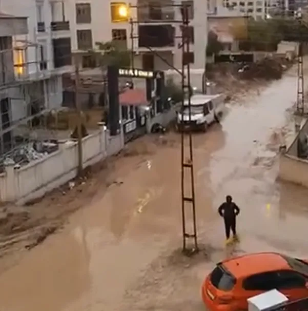 Van’da Sokakların Hali Biri Çamur, Biri Çakıl Bekliyor!-2