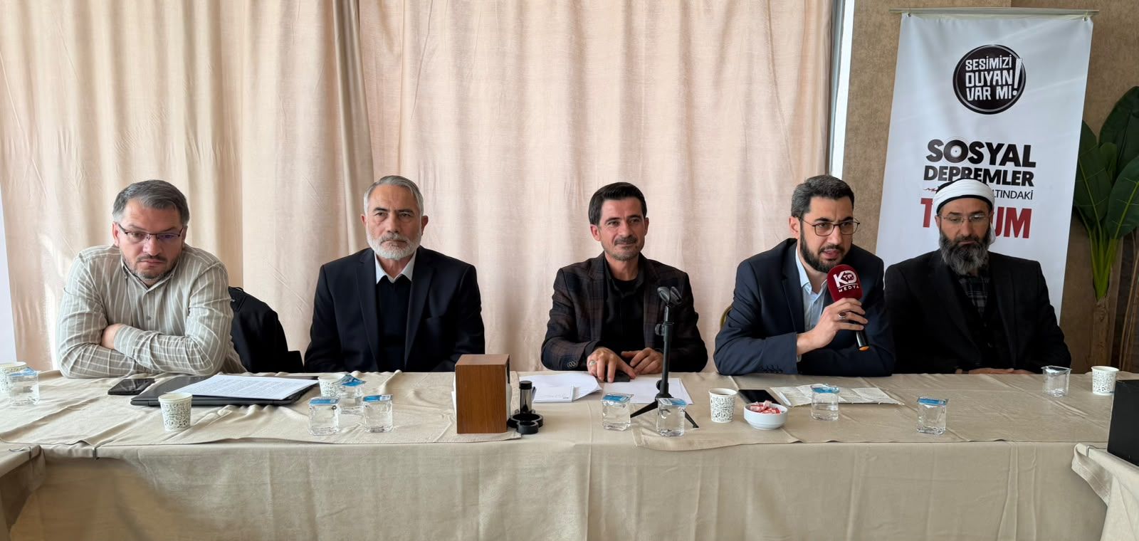 Van’da “Sosyal Depremler Ve Enkaz Altındaki Toplum” Söyleşisi Düzenlendi
