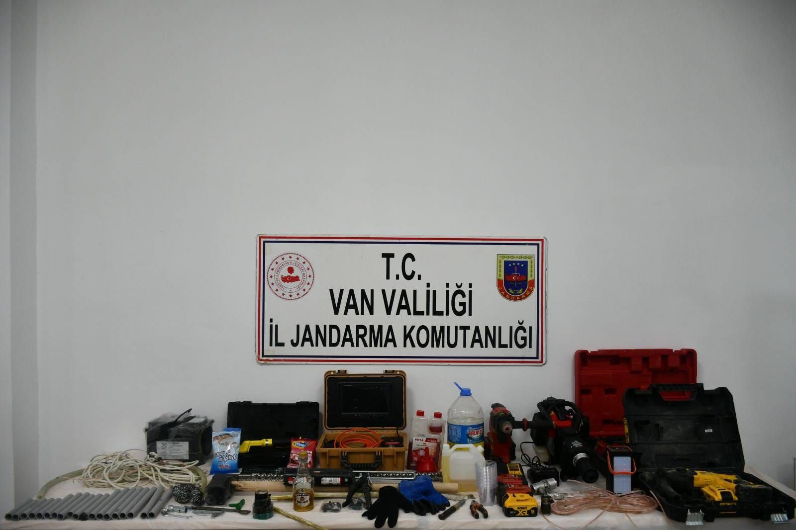 Van’da Tarihi Kaya Mezarına Patlayıcıyla Girdiler! Şüpheliler Yakalandı (1)