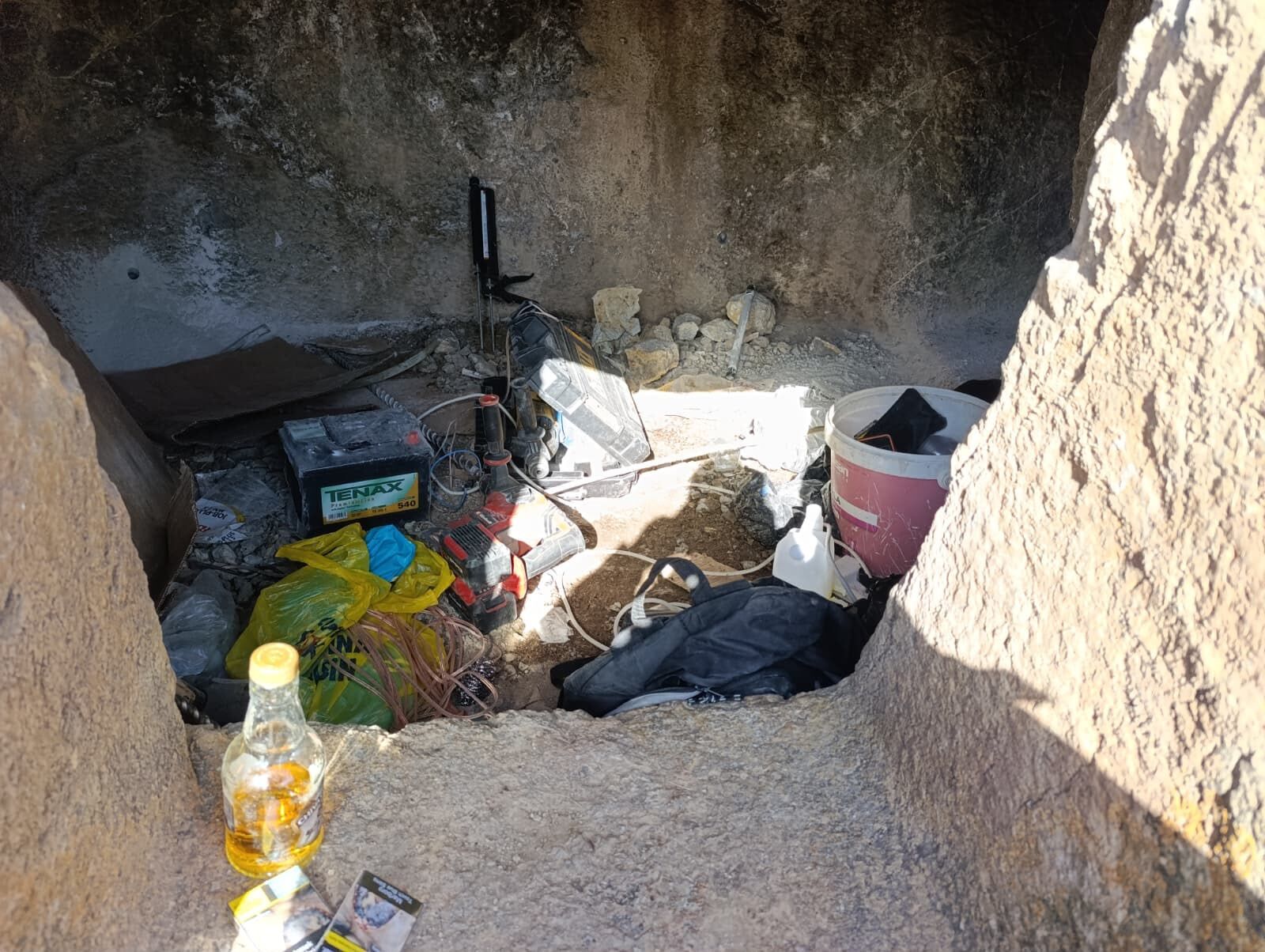 Van’da Tarihi Kaya Mezarına Patlayıcıyla Girdiler! Şüpheliler Yakalandı (2)