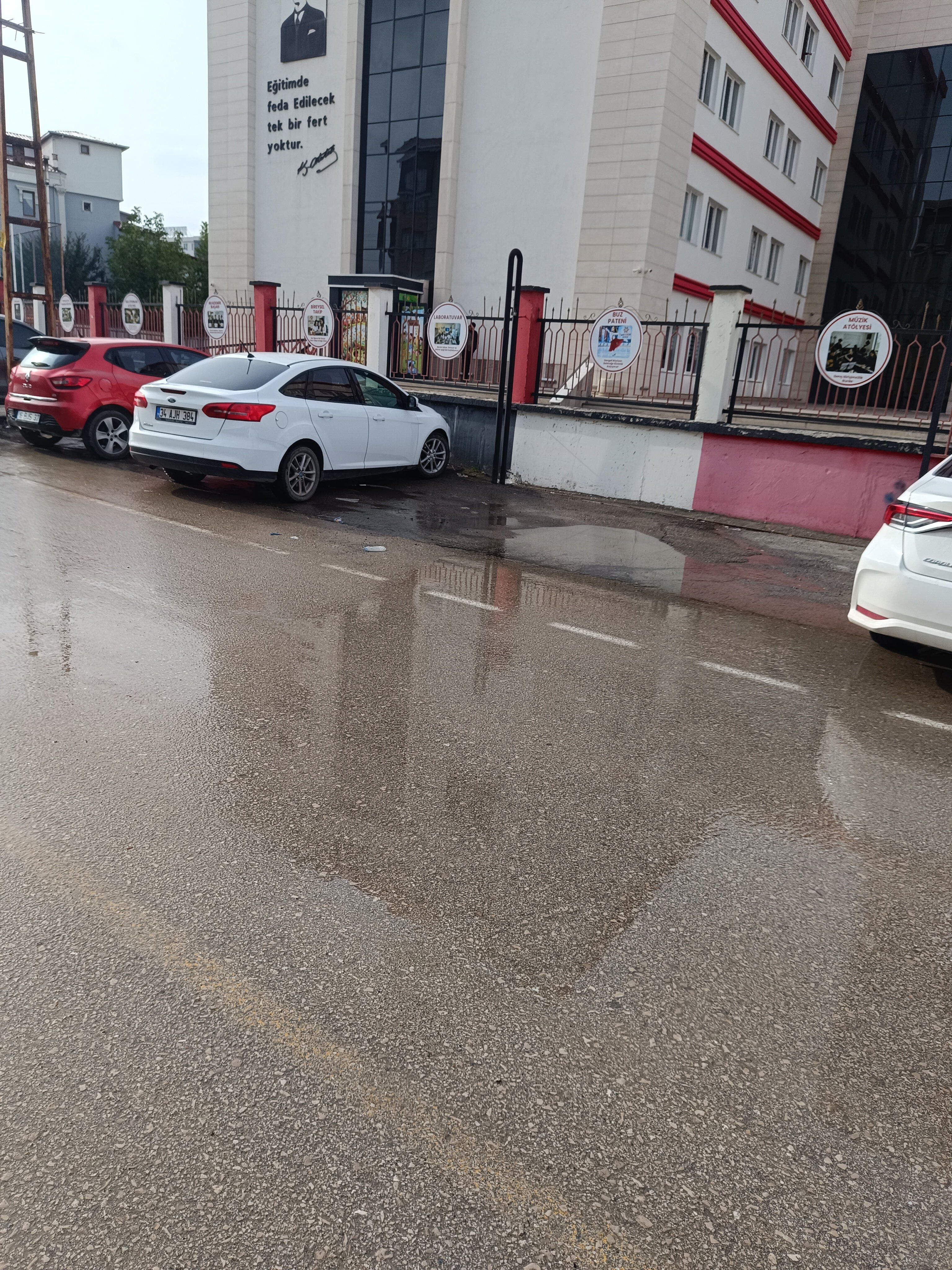 Van’da Tepki Çeken Görüntü! Temiz Su 15 Gündür Boşa Akıyor!-1