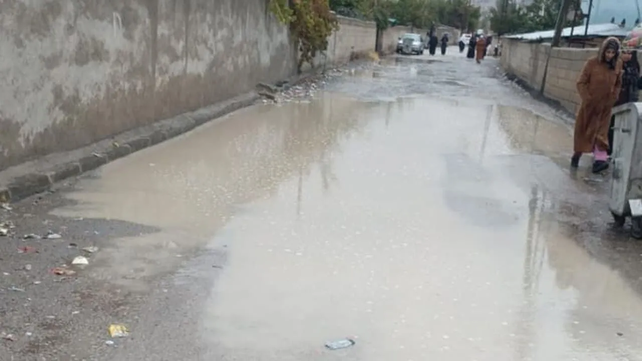 Vanda Yagmur Sonrasi Yollar Golete Dondu 5