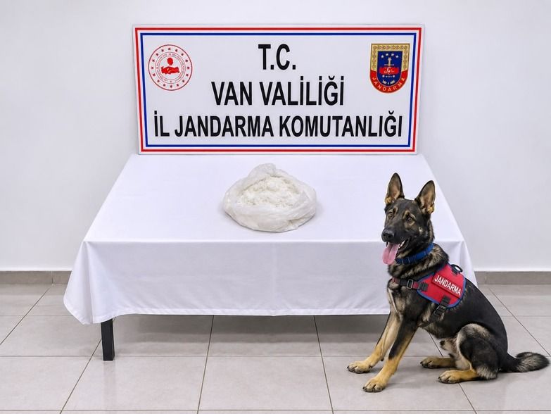 Van’da Yolcu Otobüsünde 1 Kilo Yasaklı Madde Ele Geçirildi!-1